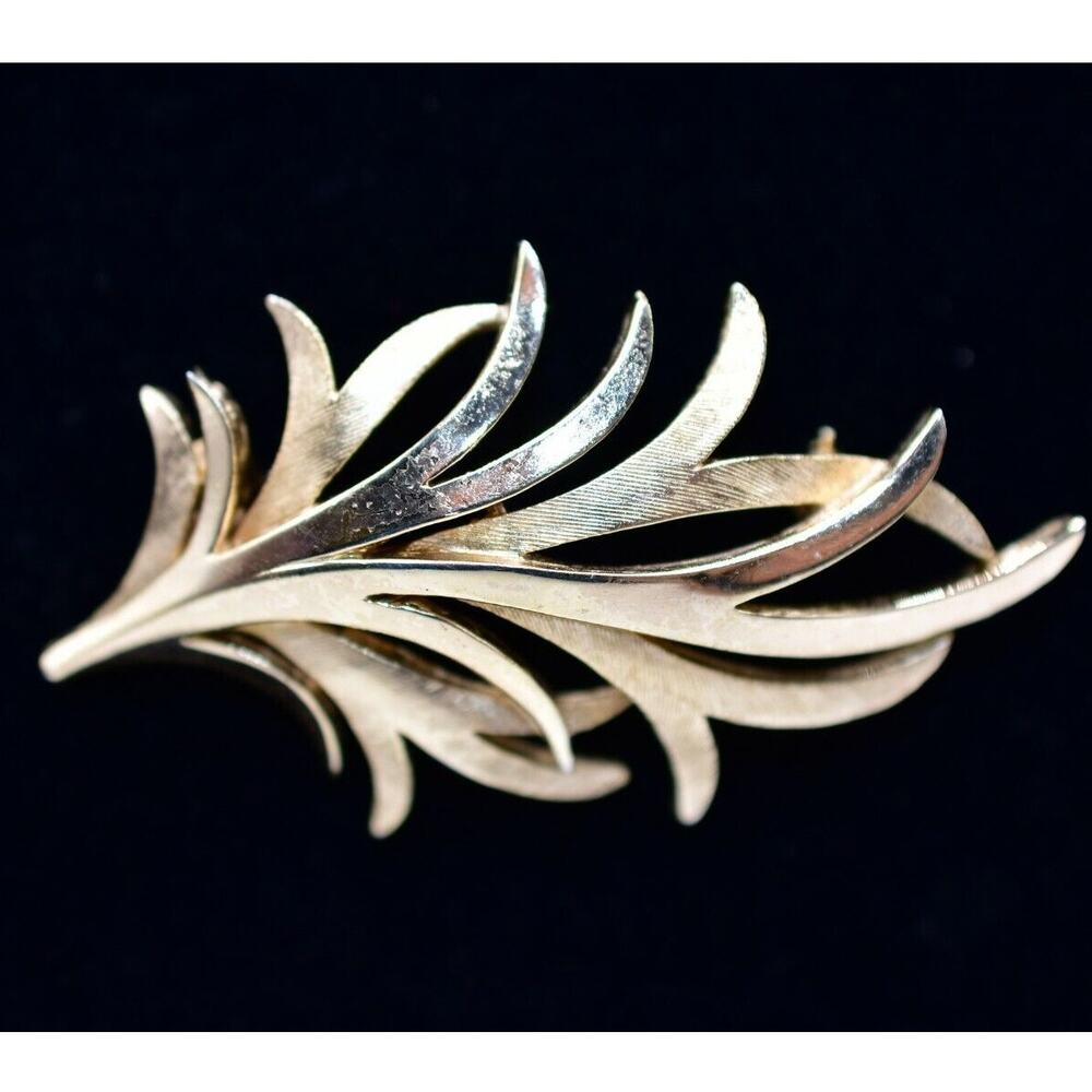 Crown Trifari Vintage Leaf Pin Brooch Gold Tone Textured Signed 1940s Bin7